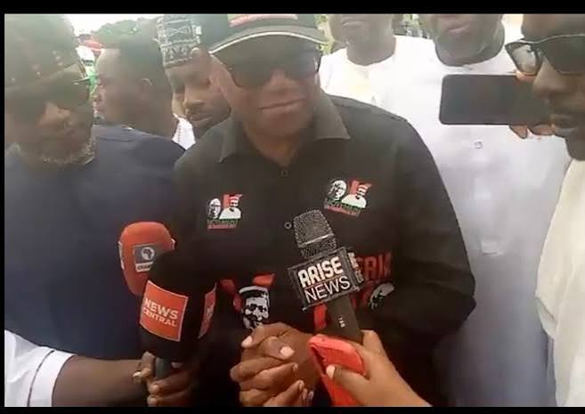DEMOCRACY UNDER SIEGE! Mob Ambushes Peter Obi’s Convoy…